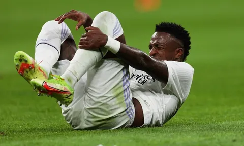 Real gây thất vọng dù được chơi hơn người ở derby Madrid