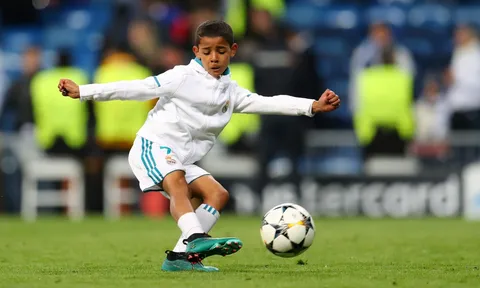 Con trai Ronaldo rời M.U, gia nhập Real Madrid
