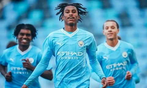 2 con trai huyền thoại Liverpool giúp Man City đi tiếp ở C1 trẻ