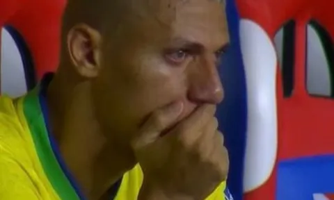 Richarlison lý giải những giọt nước mắt trên ghế dự bị