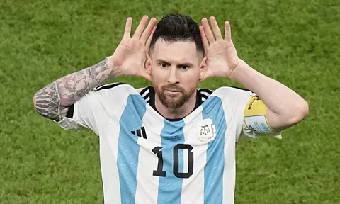 Riquelme: Van Gaal nên ôm hôn Messi
