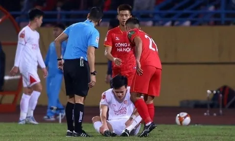 Rõ chấn thương của Hoàng Đức; Thủ môn Bùi Tiến Dũng nhận mưa gạch đá