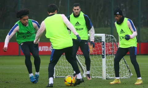 Rõ Sancho; Cơn ác mộng của Wan-Bissaka trở lại sân tập M.U