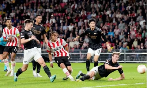Holding cười đểu với cựu thần đồng Barca