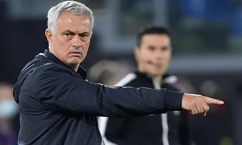 Roma thắng trận, Mourinho tranh thủ đá xoáy Lazio