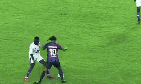 Ronaldinho biểu diễn kỹ thuật trong ngày trở lại sân cỏ