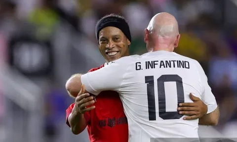 Ronaldinho đối đầu đội của Chủ tịch FIFA, phô diễn skill kinh điển