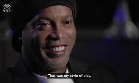 Ronaldinho rưng rưng nước mắt