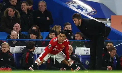Roy Keane: "Bạn không thể để Ronaldo dự bị"