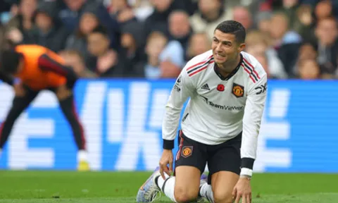 Neville vạch trần 2 vấn đề của Man Utd