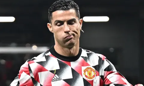 "Cánh tay phải" của Sir Alex bênh vực Ronaldo