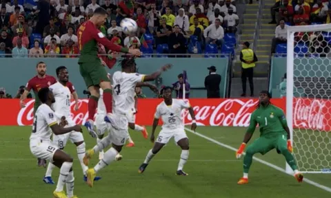 Ronaldo bật cao hơn khung thành
