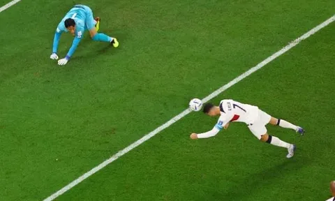 Ronaldo bị ví như hậu vệ Hàn Quốc sau pha bỏ lỡ khó tin