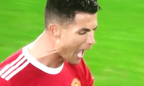 Ronaldo bực tức quát tháo trước khi ghi bàn đẳng cấp cho M.U