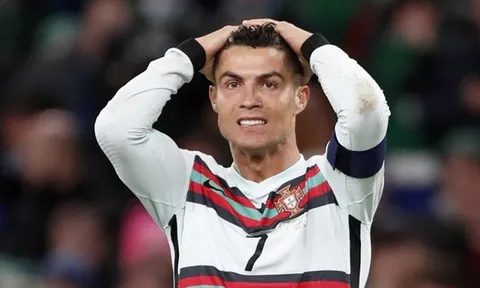 Ronaldo của hiện tại: Khi siêu sao cũng phải khóc