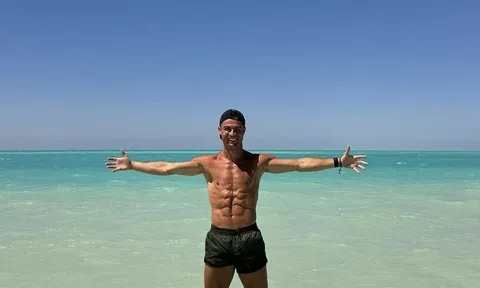 Ronaldo cùng bạn gái tập luyện trên bãi biển