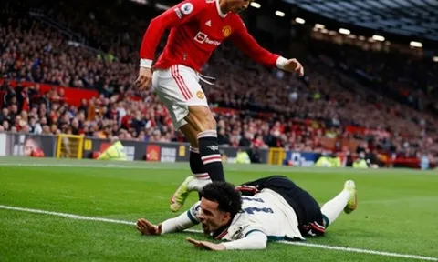 Ronaldo đá bóng vào bụng Jones, Klopp nói lời thật lòng
