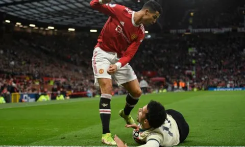 "Ronaldo may mắn thoát thẻ đỏ ở trận Liverpool"