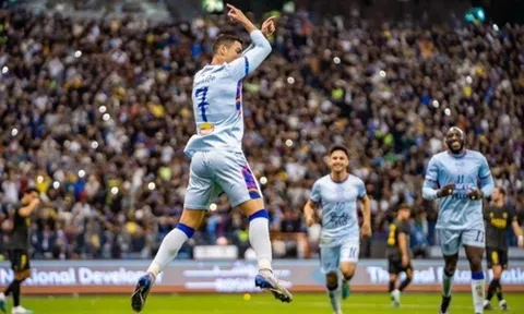 Ronaldo đẳng cấp, hành hạ hàng thủ PSG trong ngày hội ngộ Messi