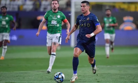 CĐV hô vang tên Messi, Ronaldo đáp trả cực gắt