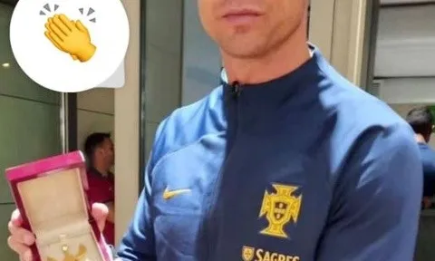 Ronaldo được tặng dây chuyền vàng sau trận thắng Bosnia