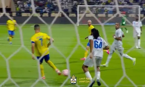 Ronaldo gây bão với màn kiến tạo thần sầu bằng gót chân