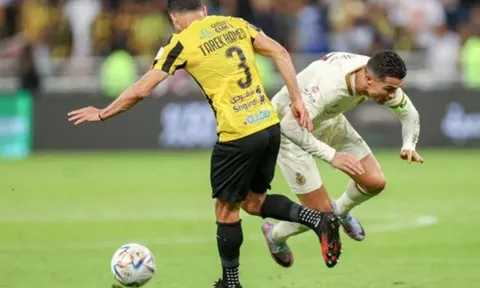 Ronaldo hai lần ôm hận trước cựu HLV Premier League