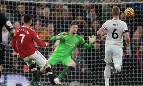 Ronaldo "hóa gỗ" trong ngày sinh nhật của Sir Alex