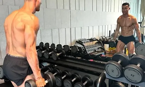 Ronaldo khoe 6 múi rõ mồn một, "dây điện" nổi đáng nể
