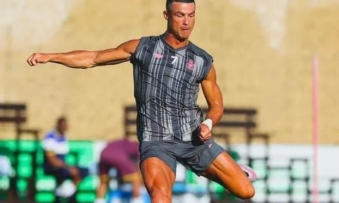 Ronaldo khoe cơ bắp sau kỳ nghỉ hè
