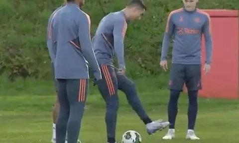 Ronaldo lấy lại thể diện trước đồng đội