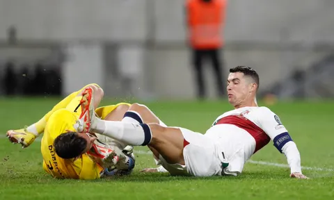 Ronaldo hỏng ăn khó tin, may mắn thoát thẻ đỏ