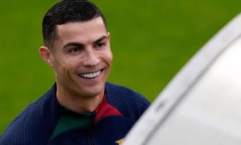 Ronaldo muốn làm siêu sao trên sân hay trên bàn phỏng vấn?