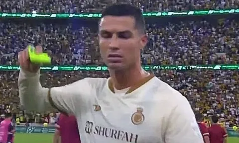 Ronaldo ném băng đội trưởng khi bị CĐV la ó
