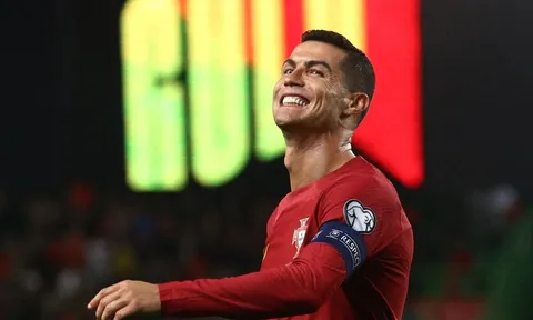 Ronaldo phải nắm lấy cơ hội để bỏ xa Messi