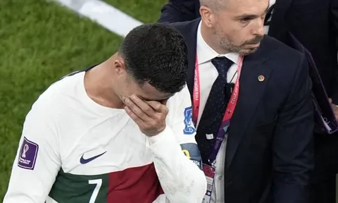 Ronaldo rời sân trong nước mắt