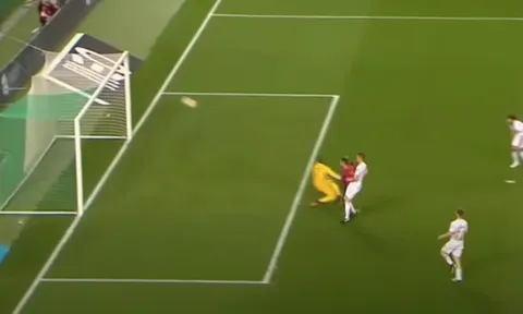 Ronaldo sút lên trời ở tư thế trống trải