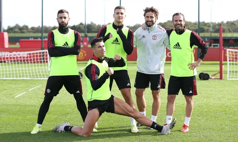 Ronaldo tạo dáng khó đỡ, rõ thái độ Van de Beek trên sân tập Man Utd