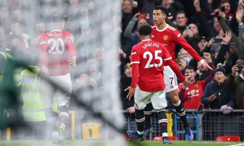 Ronaldo tỏa sáng, Owen: “Thật nực cười”