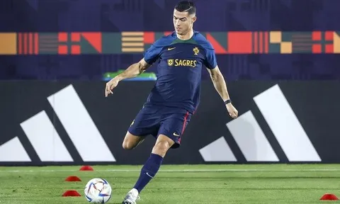 Quá nhanh! Bayern Munich quay xe với Ronaldo