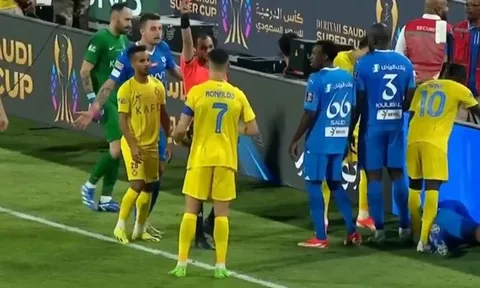 Ronaldo chỉ tay vào logo của Al Nassr khi phải 'đi tắm sớm'