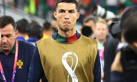 Ronaldo vẫn được chú ý dù ngồi dự bị