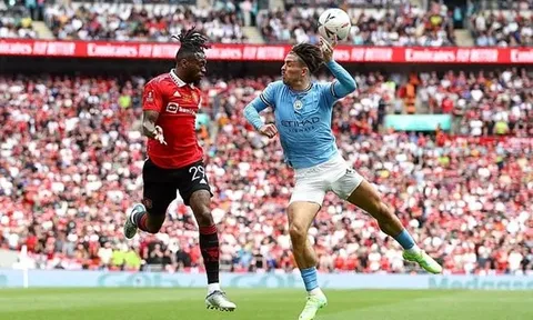 Roy Keane nổi giận với nhận định về penalty của Man Utd
