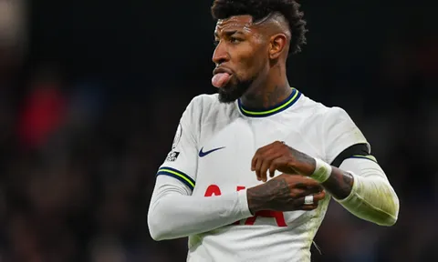 Neville ngả mũ trước hậu vệ Tottenham