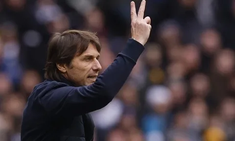 Cầu thủ Tottenham quay lưng với HLV Conte