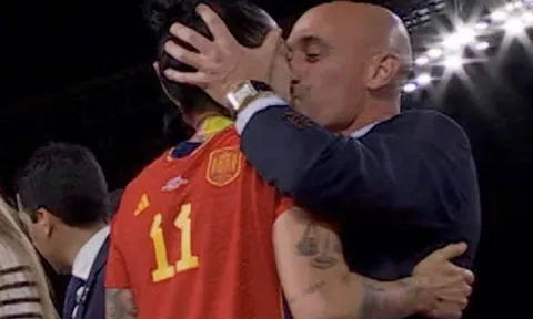 "Rubiales không cưỡng hiếp cô ấy"