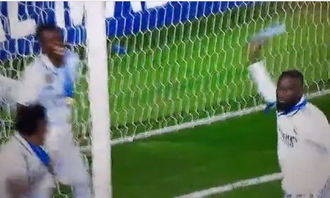 Rudiger phát cáu, dọa ném chai nước về phía Militao