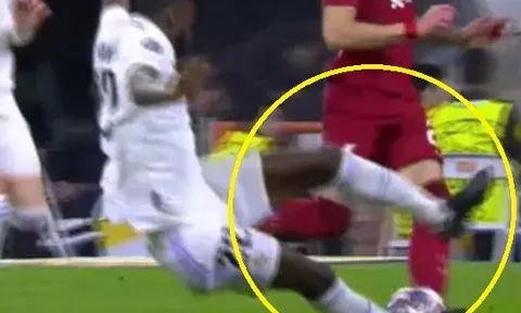 Rudiger bị chỉ trích vì vào bóng bằng hai chân với Nunez