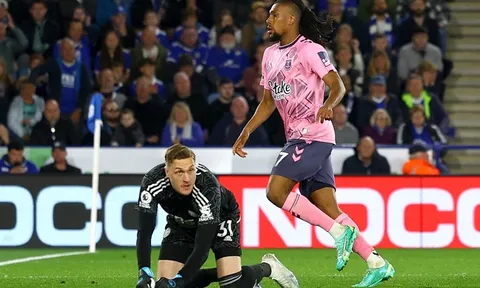 Rượt đuổi tỷ số kịch tính ở 'chung kết ngược' Premier League