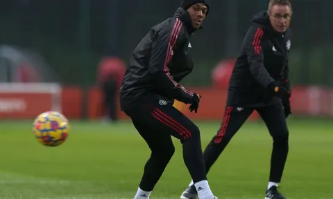 Dịch bệnh cực căng, Man Utd chỉ còn 9 ngôi sao